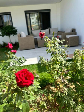 Appartement avec grand jardin et accès direct à la piscine